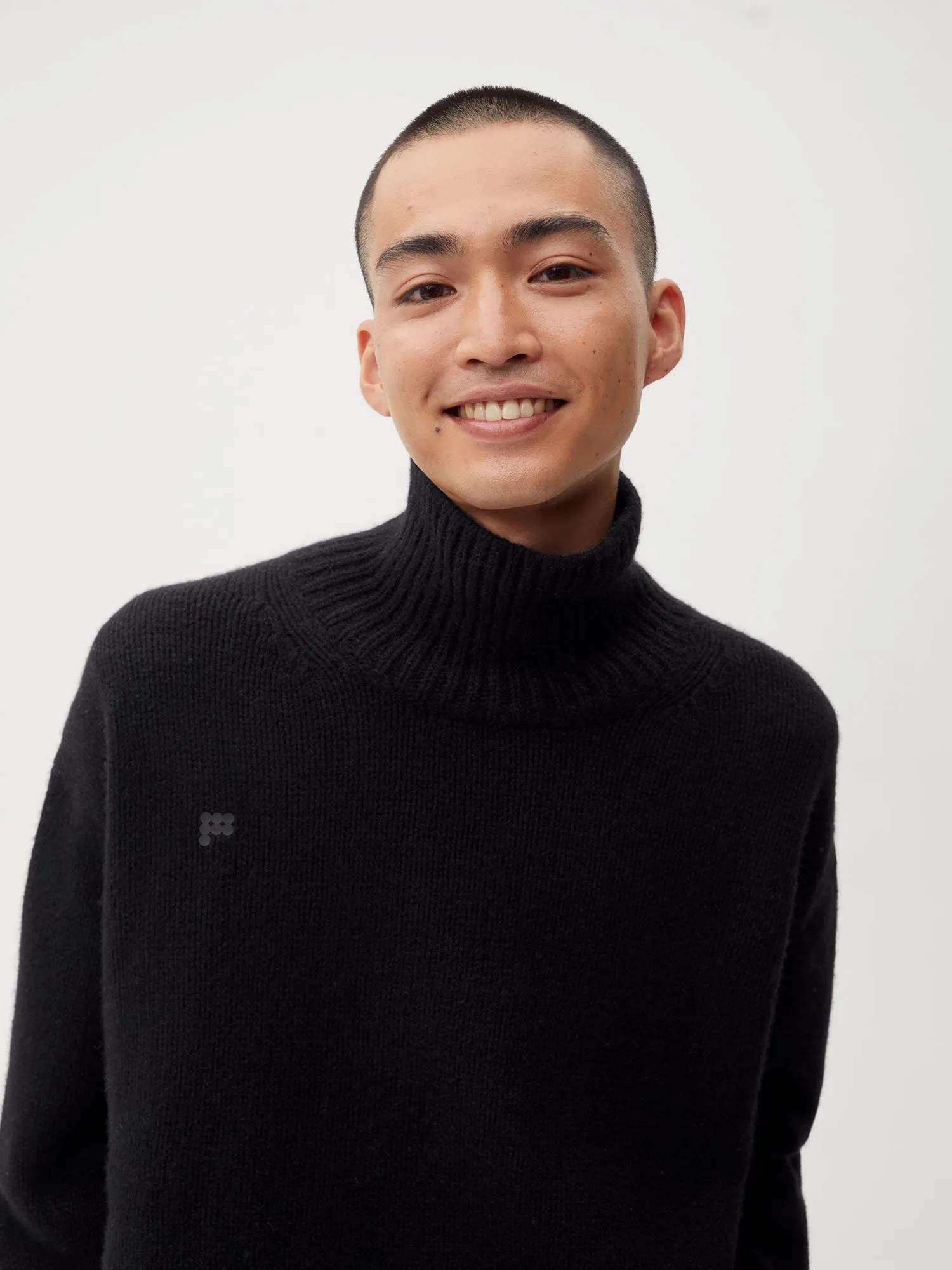 Men's Recycled Cashmere Chunky Turtleneck Sweater—black